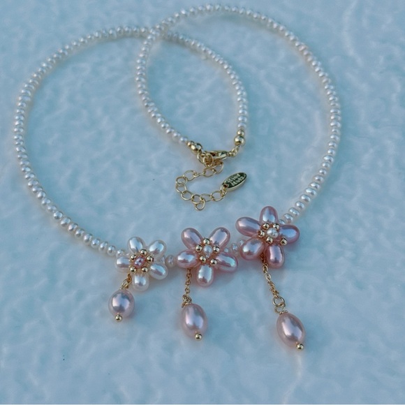 X435 Handmade Freshwater Pearl Flower Necklace - Picture 9 of 9